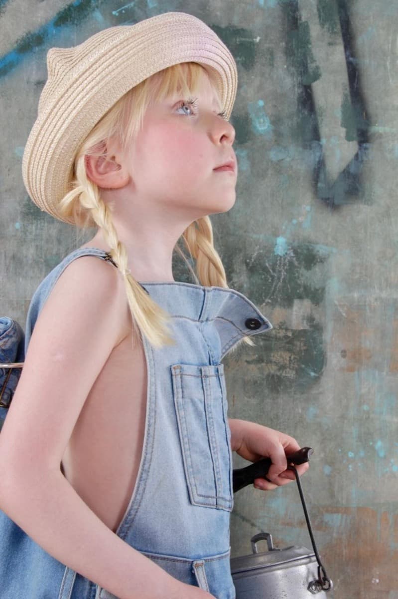 Niña modelo con sombrero y overol de mezclilla — talento Next Kidz