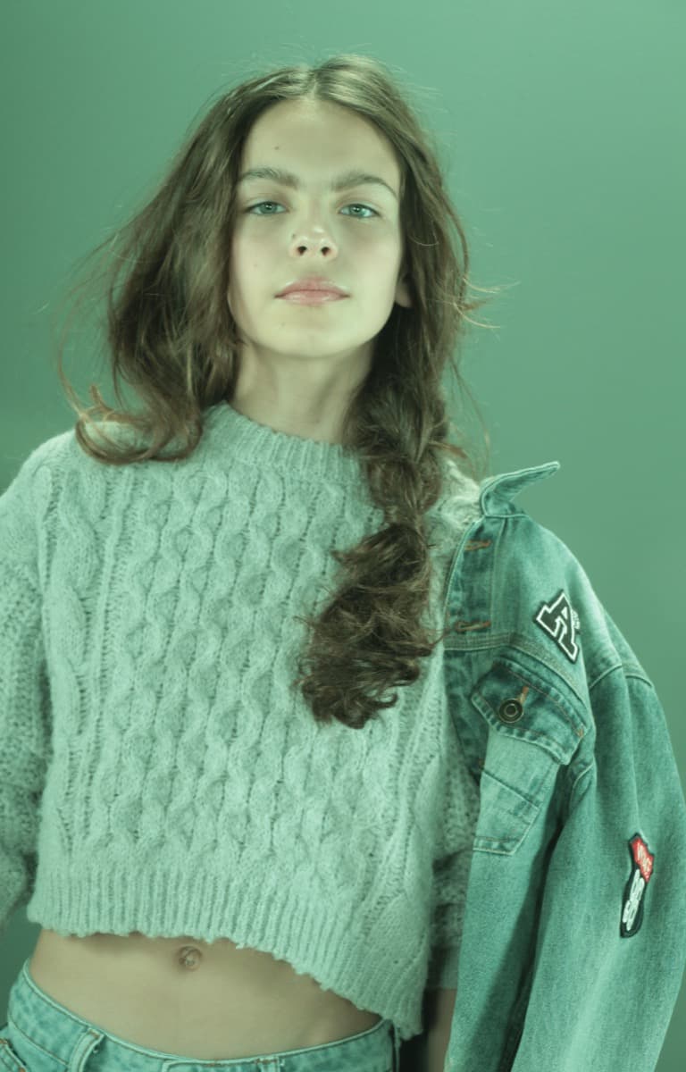 Adolescente con suéter y chamarra de mezclilla — talento Next Kidz