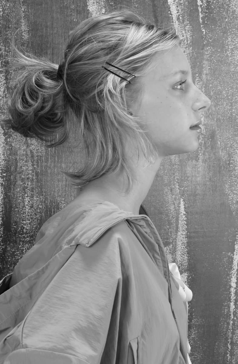 Retrato de perfil en blanco y negro de joven modelo — Next Kidz